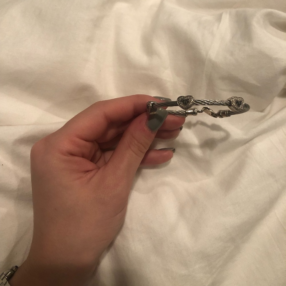 Bangle with 3 onyx hearts.